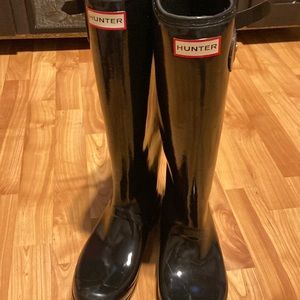 Women gently used Hunter boots, black patent. Have only been worn twice